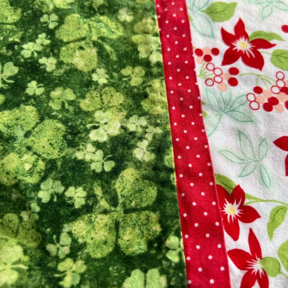 Vintage St. Patricks Day Green & Red Clover 🍀 Floral Cotton Pillowcase